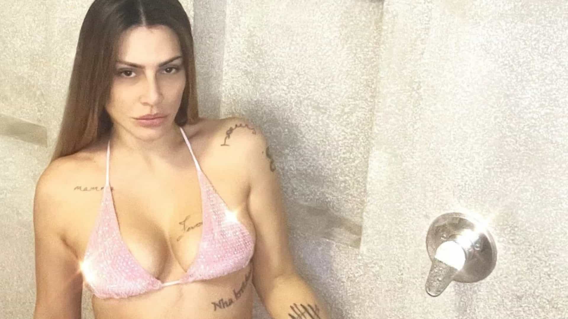 Cleo posa tomando banho de biquíni e afirma sentir saudades do BBB Cleo posa tomando banho de biquíni e afirma sentir saudades do BBB