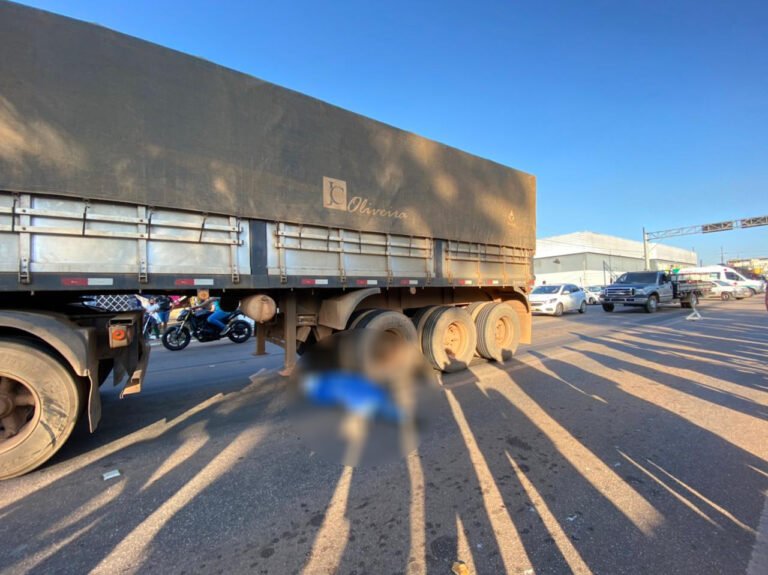 Motociclista morre ao ser arrastado por carreta na Avenida Jorge Teixeira