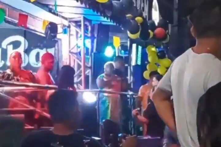Patixa Teló invade palco de forró e anuncia candidatura à prefeitura de Manaus; veja vídeo Patixa Teló invade palco de forró e anuncia candidatura à prefeitura de Manaus; veja vídeo