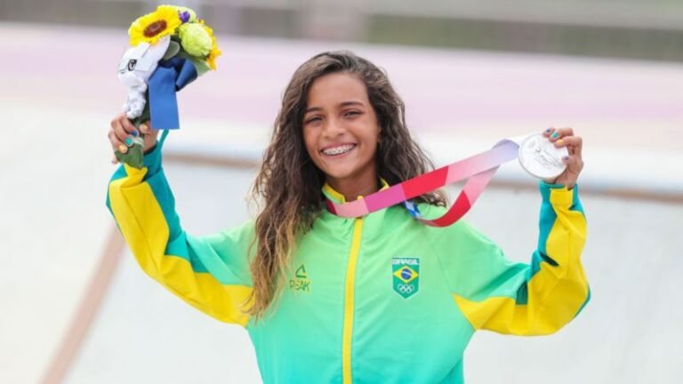 Rayssa Leal fatura prata no skate street e se torna a atleta mais jovem na história a conquistar uma medalha olímpica para o Brasil