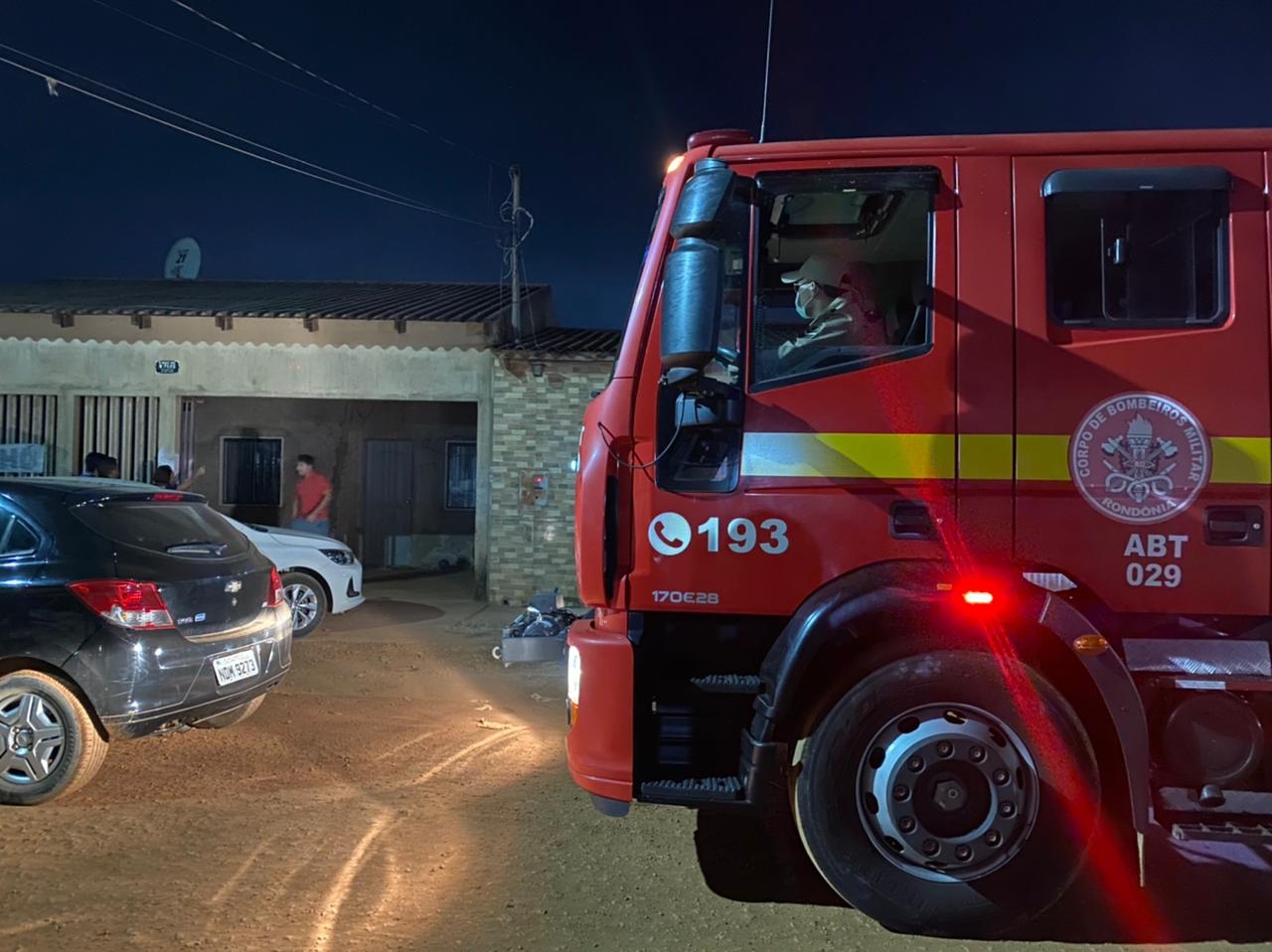 Vizinho pula muro e evita que incêndio destrua residência na zona leste Vizinho pula muro e evita que incêndio destrua residência na zona leste