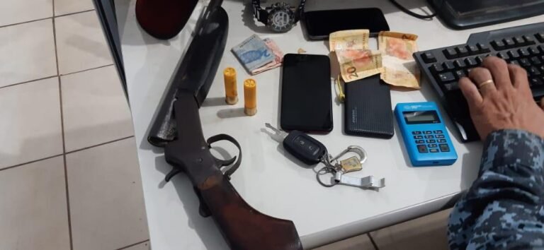 Polícia encontra espingarda em carro e quatro suspeitos são presos