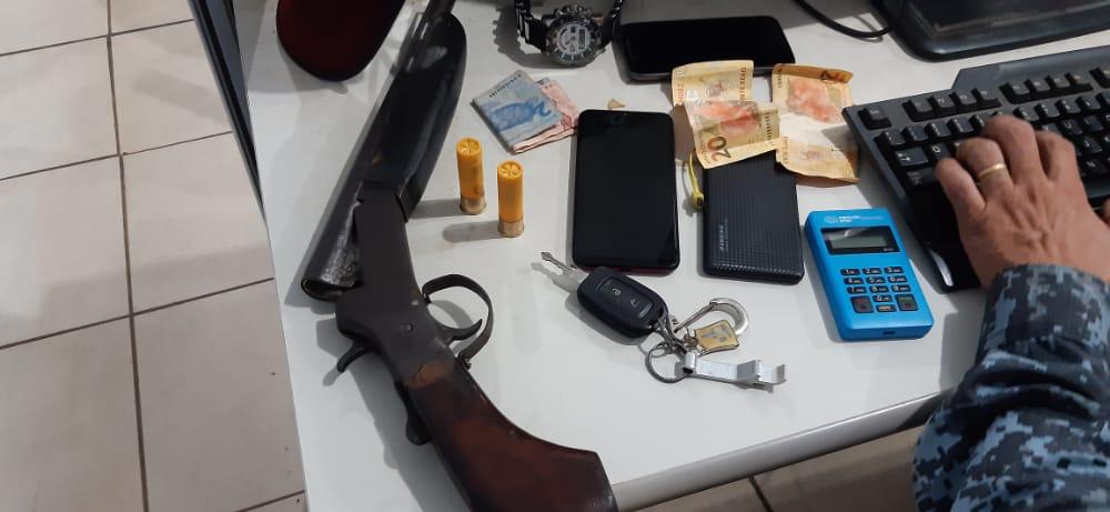 Polícia encontra espingarda em carro e quatro suspeitos são presos Polícia encontra espingarda em carro e quatro suspeitos são presos