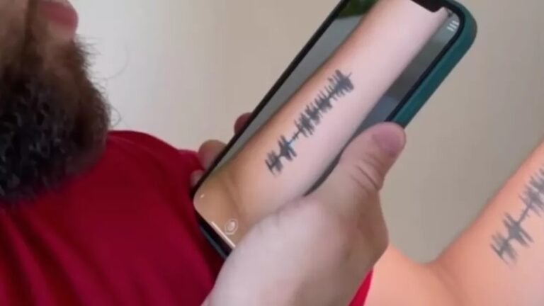 Jovem usa tatuagem para relembrar risada da mãe que morreu vítima da Covid-19, em RO