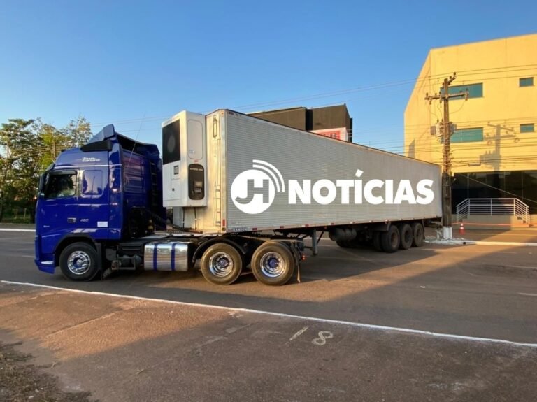 Avenida Jorge Teixeira tem trecho interditado após carreteiro derrubar poste de energia