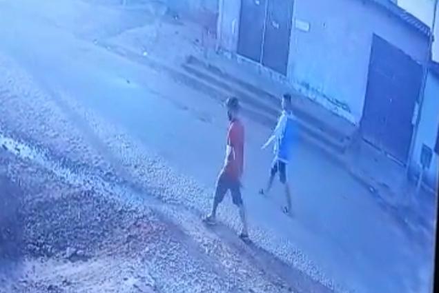 TIRO NO ROSTO – Câmeras registraram troca de tiros e fuga de criminoso – VEJA O VÍDEO TIRO NO ROSTO – Câmeras registraram troca de tiros e fuga de criminoso – VEJA O VÍDEO
