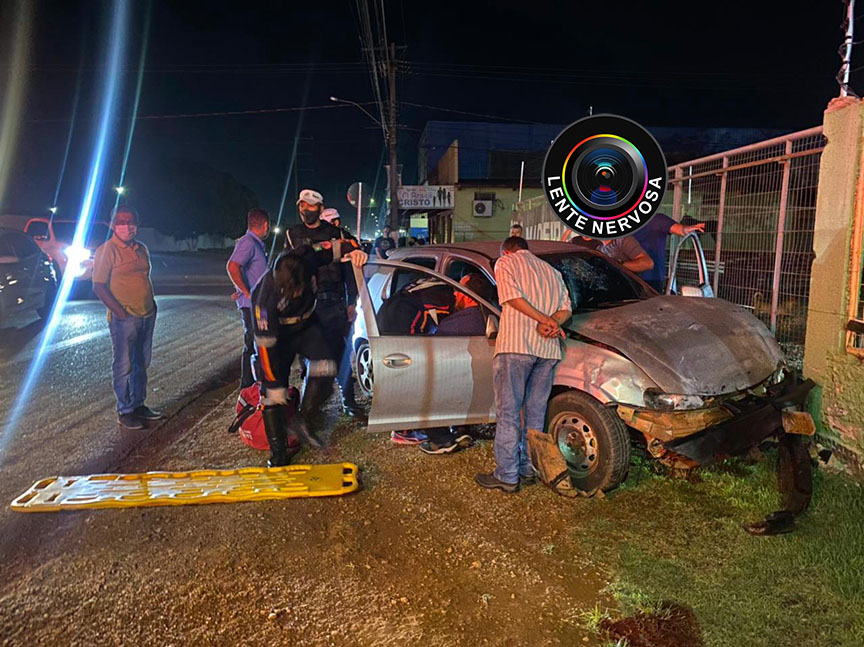 Motorista inabilitada fica inconsciente ao invadir preferencial e colidir em ônibus Motorista inabilitada fica inconsciente ao invadir preferencial e colidir em ônibus