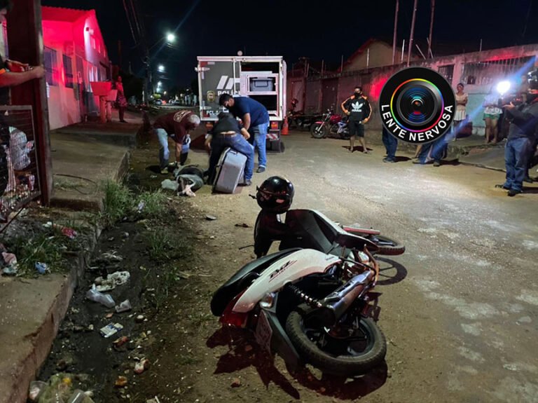 Motoqueiro foge após colidir em caminhão e morre atropelado por carro momentos depois