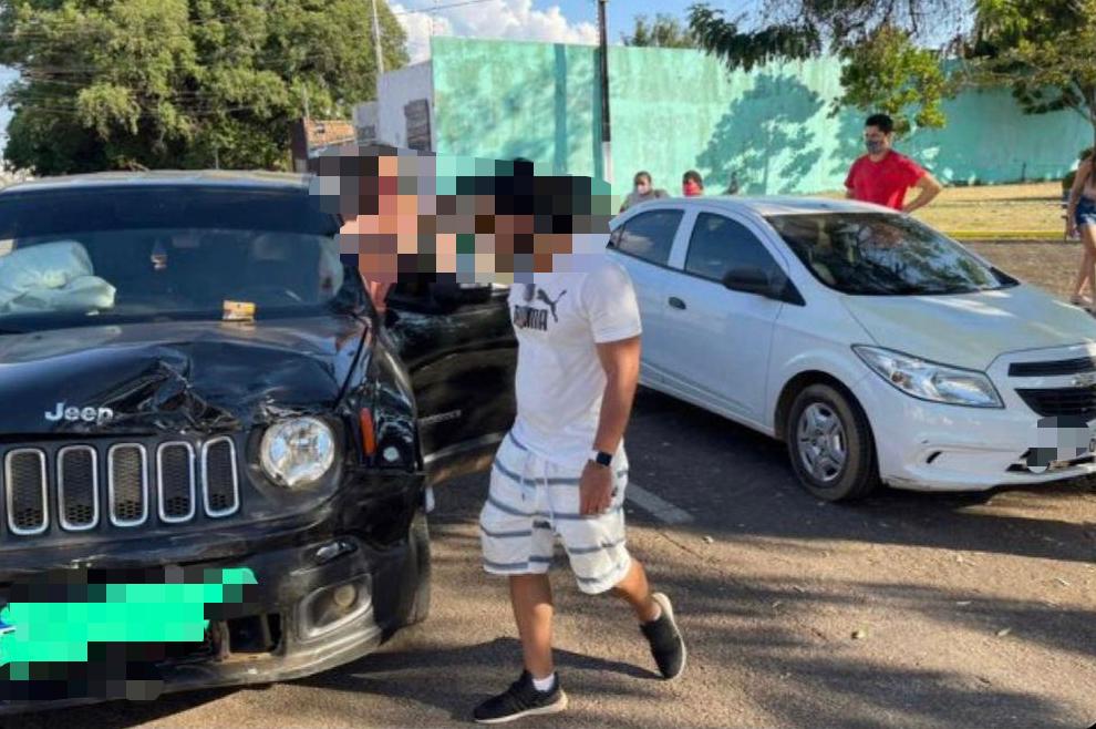 Advogado embriagado é preso após colidir em carro estacionado Advogado embriagado é preso após colidir em carro estacionado