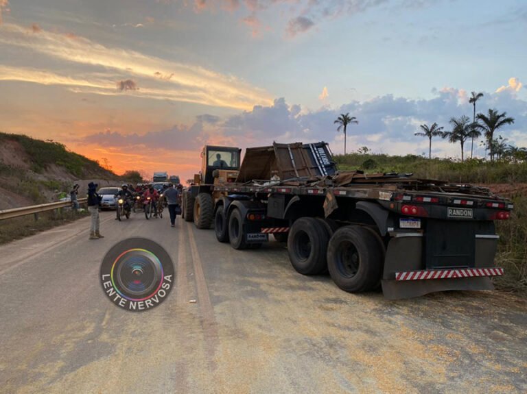 Populares saqueiam carga de milho após parte de carreta tombar na capital