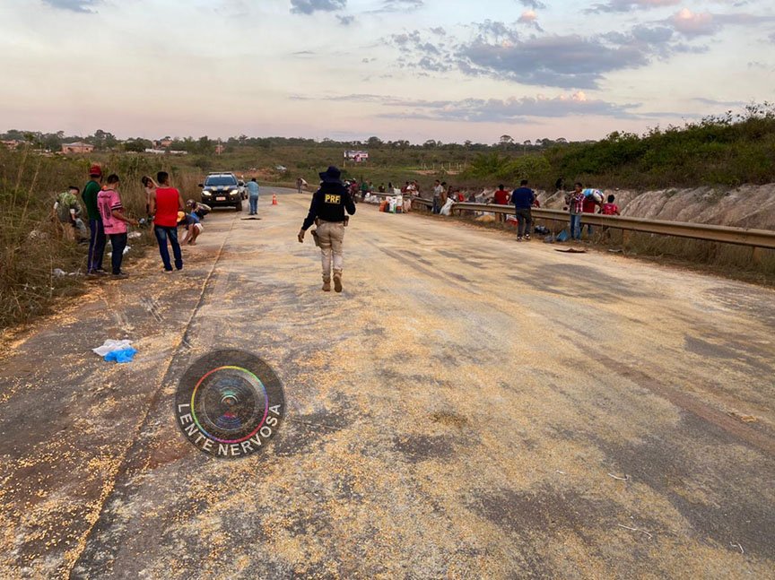Populares saqueiam carga de milho após parte de carreta tombar na capital