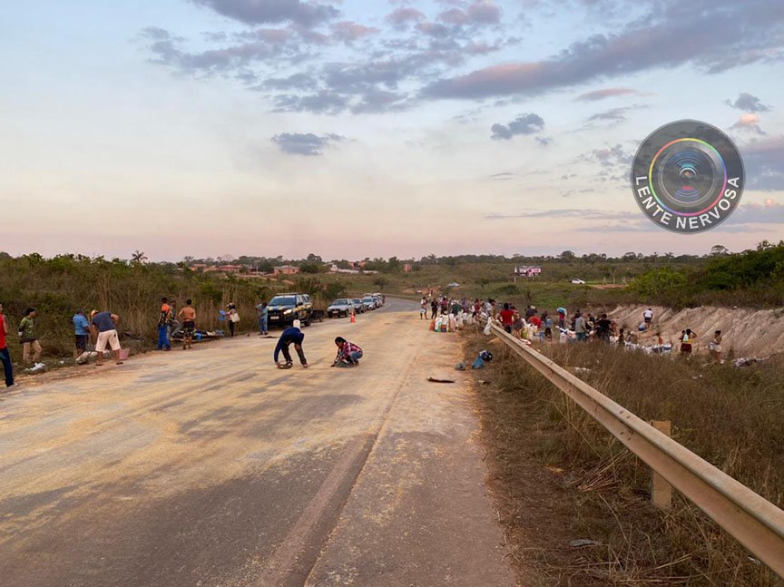 Populares saqueiam carga de milho após parte de carreta tombar na capital 5 Populares saqueiam carga de milho após parte de carreta tombar na capital