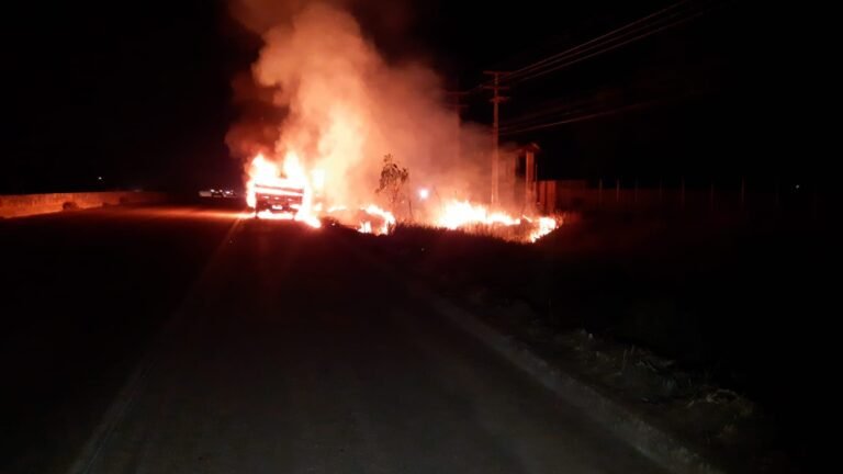 URGENTE – Caminhão está sendo destruído por incêndio em Porto Velho