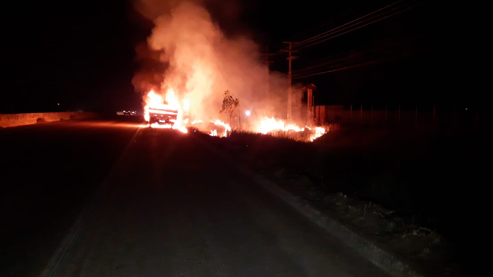 URGENTE – Caminhão está sendo destruído por incêndio em Porto Velho URGENTE – Caminhão está sendo destruído por incêndio em Porto Velho