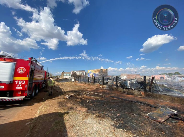 Incêndio destrói materiais em pátio de empresa na zona leste – VÍDEO