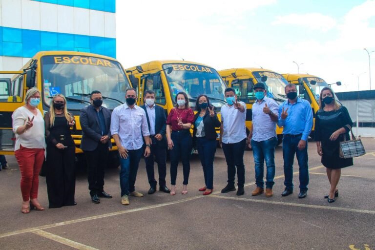 Vereadora Márcia Socorristas Animais participa de solenidade de entrega de ônibus escolares