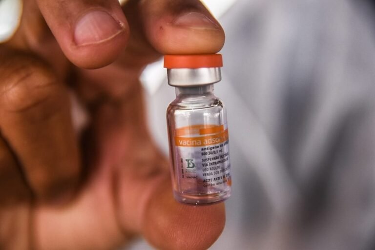 Milhares no Brasil tomaram vacina vencida contra Covid; veja se você é um deles