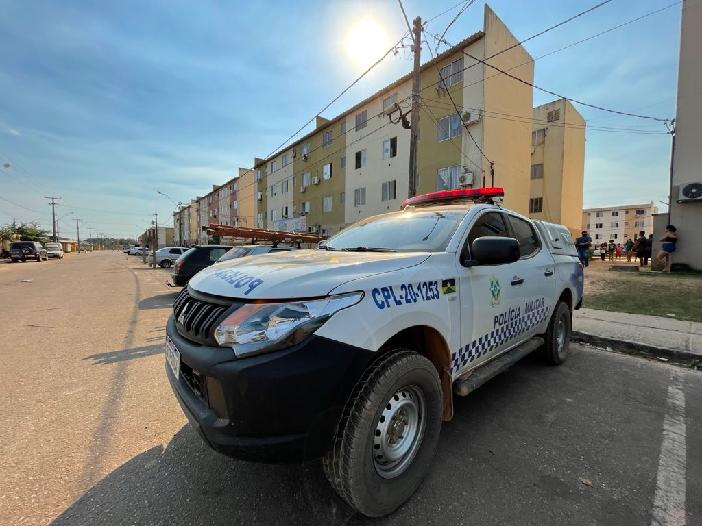 Homem esfaqueia a mulher e é preso escondido em forro no Orgulho do Madeira Homem esfaqueia a mulher e é preso escondido em forro no Orgulho do Madeira