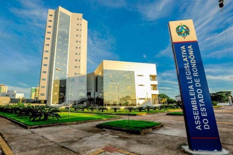 CADÊ O SALÁRIO? – Funcionários de empresa que presta serviço de limpeza na ALE/RO cobram pagamento