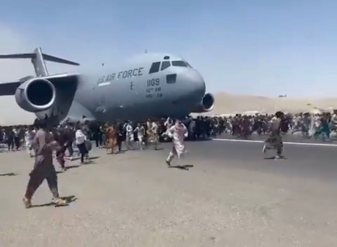 Afegãos se penduram em avião em ato de desespero após entrada do Talebã em Cabul – VÍDEO Afegãos se penduram em avião em ato de desespero após entrada do Talebã em Cabul – VÍDEO