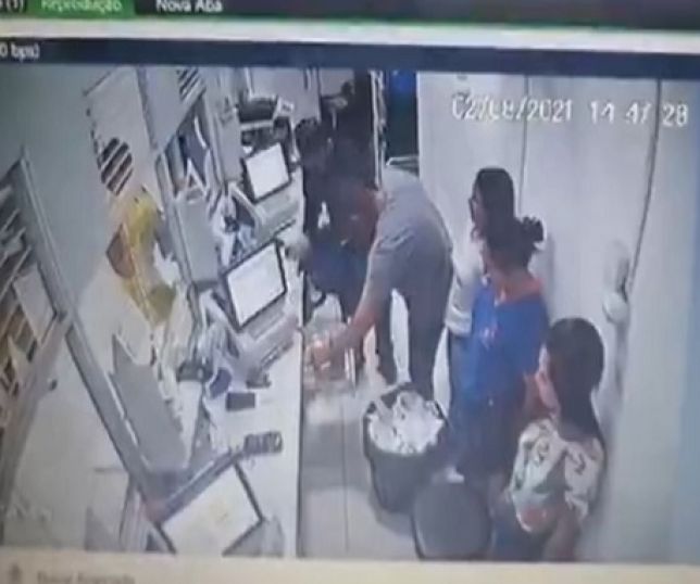 Bando rouba mais de R$ 100 mil de lotérica após fazer gerente e família de reféns; VEJA VÍDEO Bando rouba mais de R$ 100 mil de lotérica após fazer gerente e família de reféns; VEJA VÍDEO