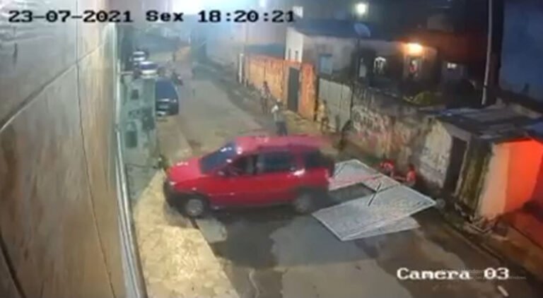 Adolescente perde controle do carro e atropela crianças em Manaus; veja vídeo