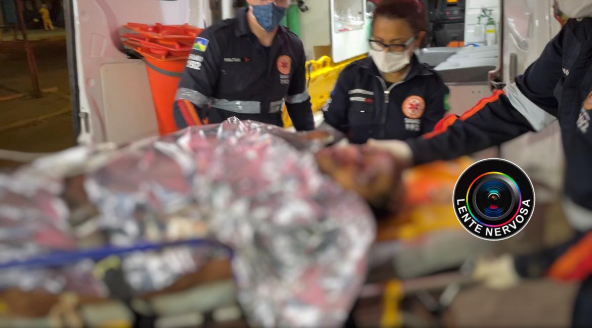 ATUALIZADA – Suspeito de estupro é agredido a pauladas e facadas no Orgulho do Madeira ATUALIZADA – Suspeito de estupro é agredido a pauladas e facadas no Orgulho do Madeira
