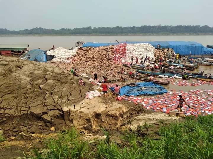Ribeirinhos saqueiam carga de alimentos que tombaram no Rio Madeira - VÍDEO