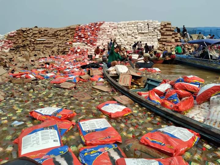 Ribeirinhos saqueiam carga de alimentos que tombaram no Rio Madeira – VÍDEO Ribeirinhos saqueiam carga de alimentos que tombaram no Rio Madeira – VÍDEO