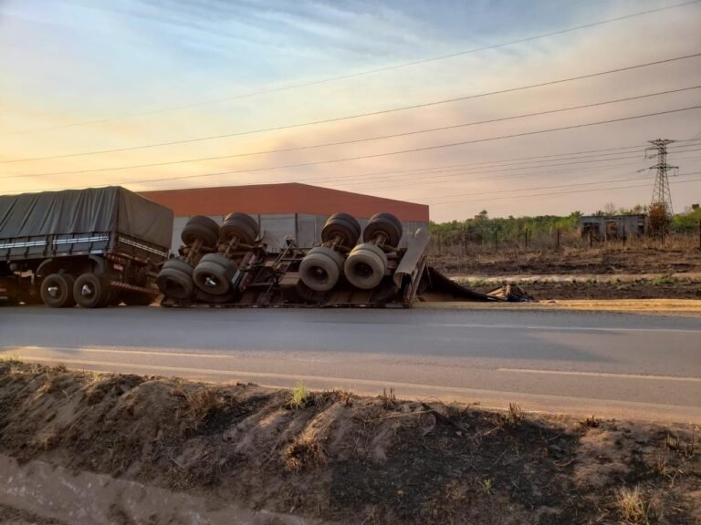 URGENTE – Carreta carregada com milho tomba na BR-364 próximo ao Bairro Novo