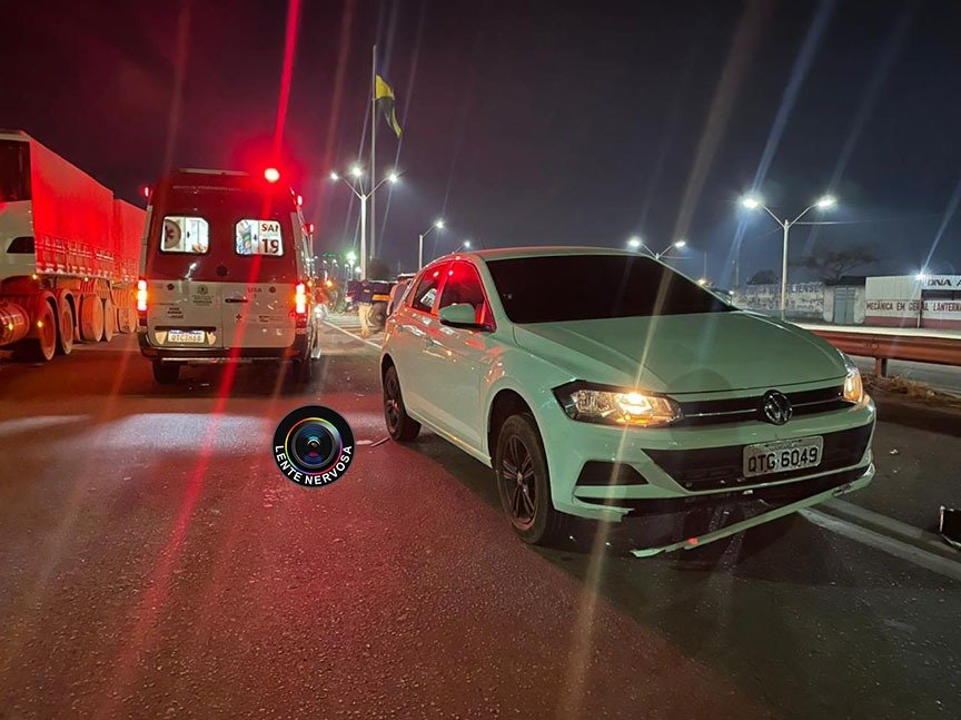 Motoqueiro é arrastado e fica embaixo de carro em grave acidente na BR-364 – VÍDEO