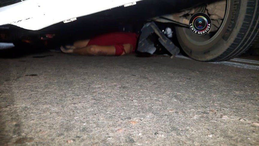 Motoqueiro é arrastado e fica embaixo de carro em grave acidente na BR-364 – VÍDEO