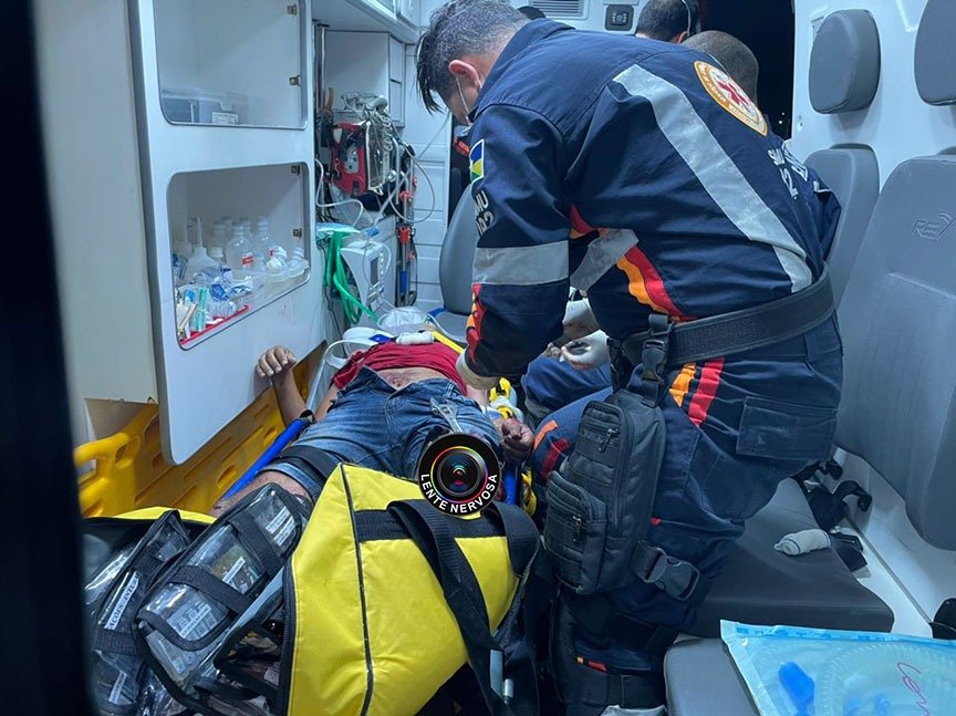 Motoqueiro é arrastado e fica embaixo de carro em grave acidente na BR-364 – VÍDEO