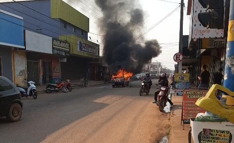 URGENTE – Van de circo está sendo destruída por incêndio na zona leste da capital URGENTE – Van de circo está sendo destruída por incêndio na zona leste da capital