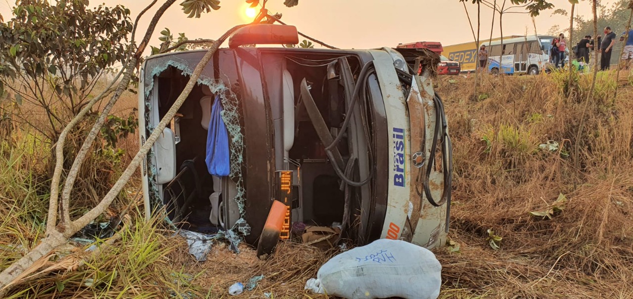 Motorista de ônibus que caiu em ribanceira na BR-364 afirma que pneu estourou Motorista de ônibus que caiu em ribanceira na BR-364 afirma que pneu estourou