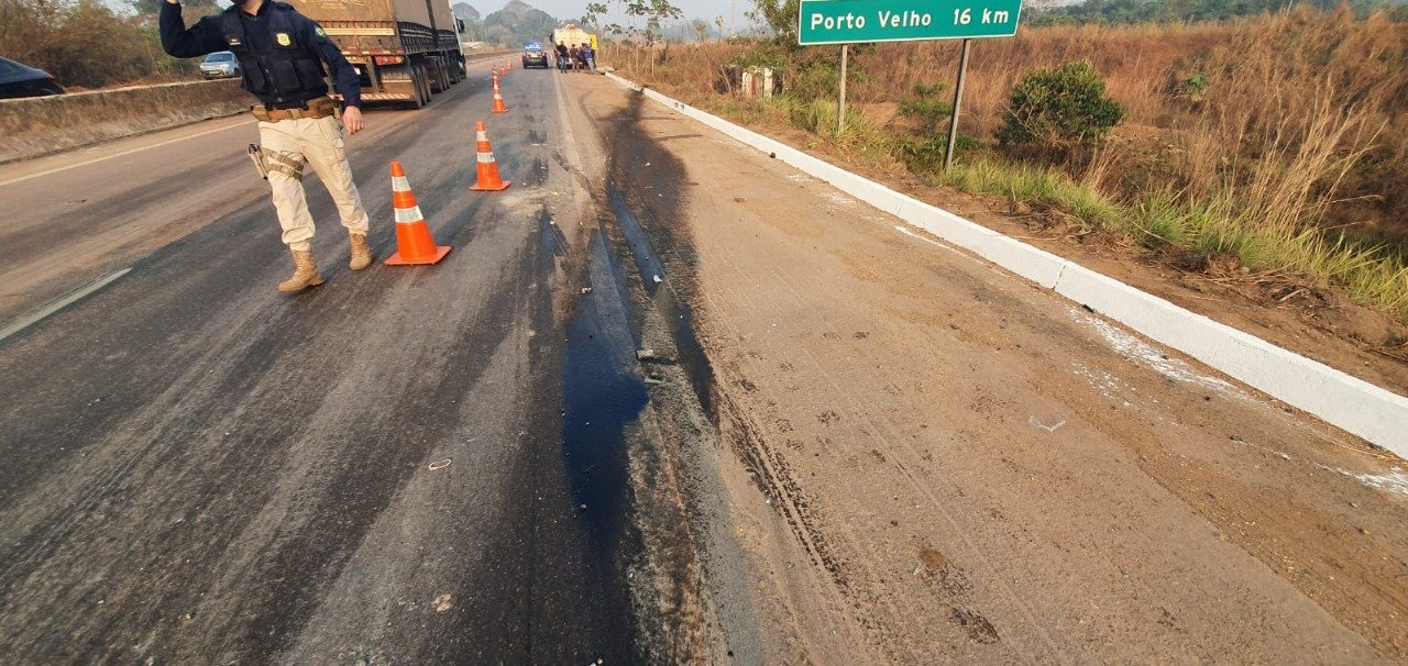 Motorista de ônibus que caiu em ribanceira na BR-364 afirma que pneu estourou 4 Motorista de ônibus que caiu em ribanceira na BR-364 afirma que pneu estourou