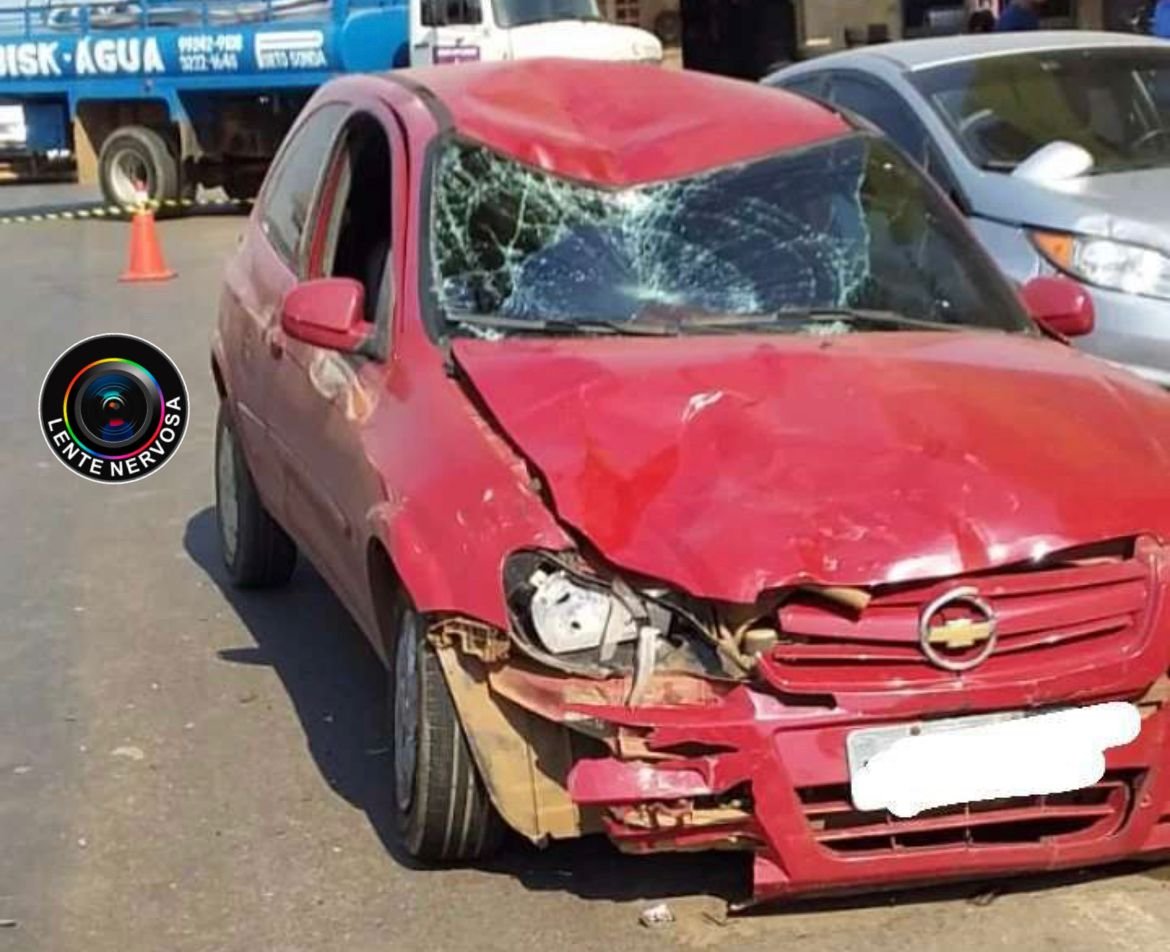 IMPRESSIONANTE – Motociclista fica gravemente ferido ao ser atingido por carro em cruzamento – VÍDEO