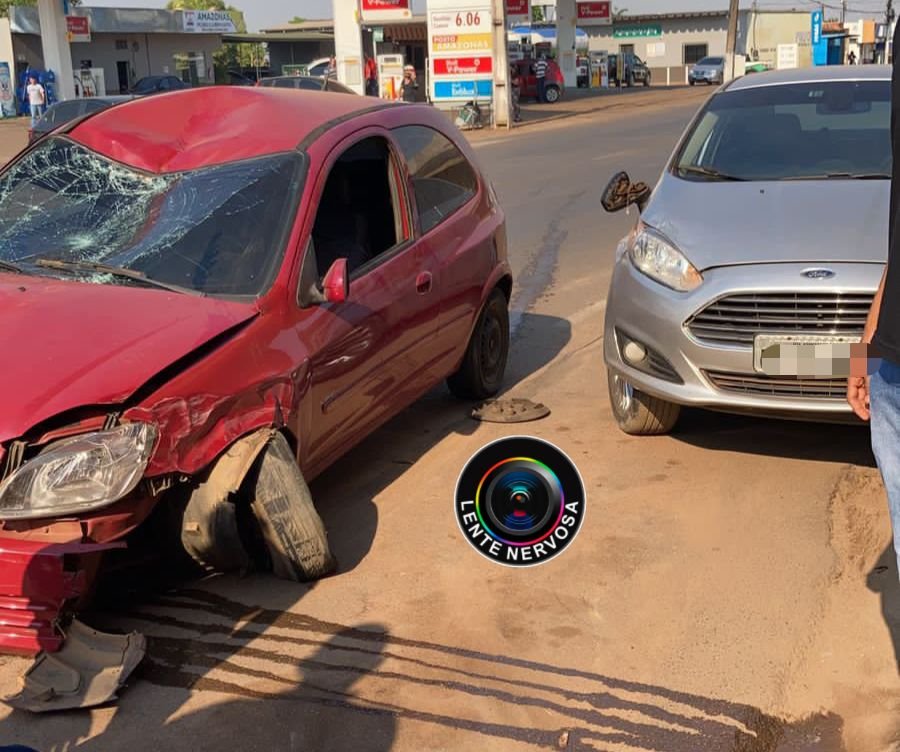 IMPRESSIONANTE – Motociclista fica gravemente ferido ao ser atingido por carro em cruzamento – VÍDEO