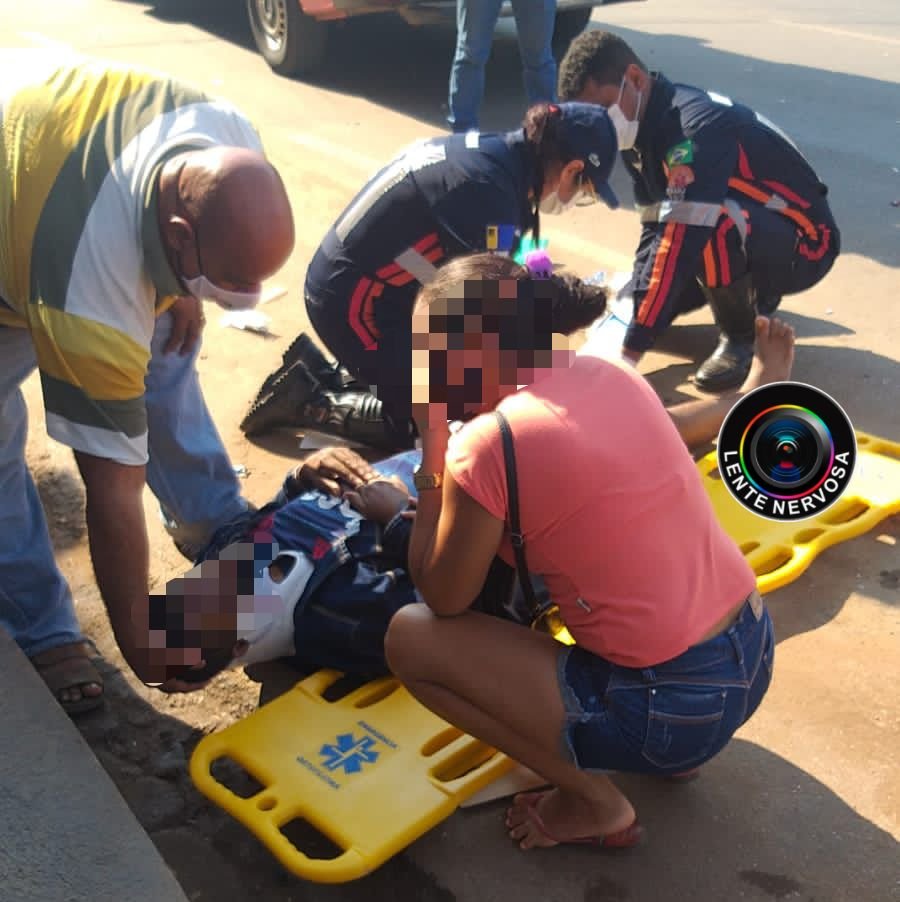 IMPRESSIONANTE – Motociclista fica gravemente ferido ao ser atingido por carro em cruzamento – VÍDEO