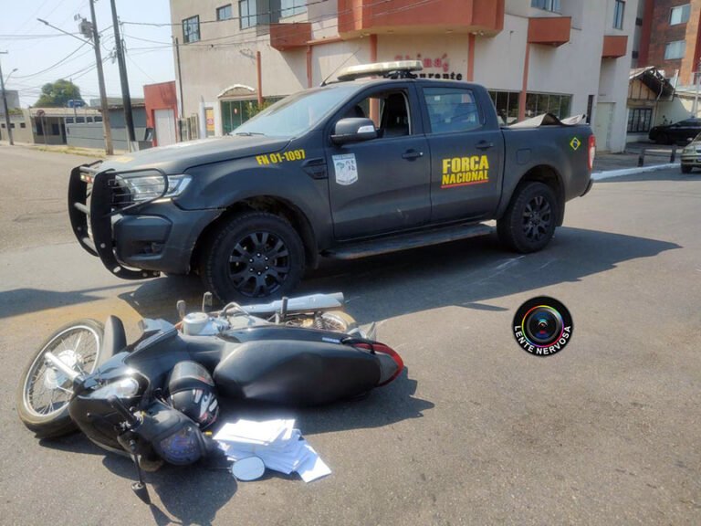 Passageira de moto quebra o braço ao ser atingida por viatura da Força Nacional em cruzamento