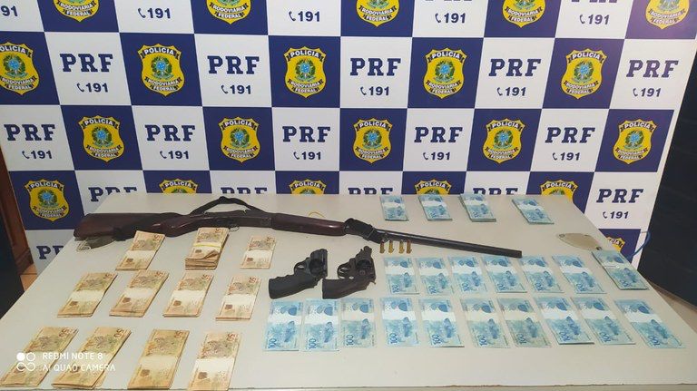 Em Ariquemes/RO, PRF apreende três armas de fogo e R$ 21 mil Em Ariquemes/RO, PRF apreende três armas de fogo e R$ 21 mil