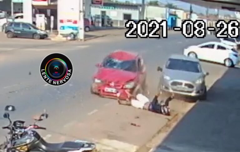 Últimas Notícias 1 IMPRESSIONANTE – Motociclista fica gravemente ferido ao ser atingido por carro em cruzamento – VÍDEO
