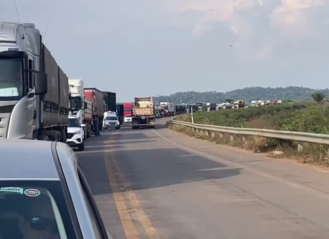Vídeo: motoristas aguardam 2 horas para trafegar pela BR-364 rumo à Ponta do Abunã Vídeo: motoristas aguardam 2 horas para trafegar pela BR-364 rumo à Ponta do Abunã