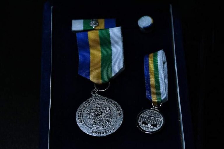 NÃO É PIADA: Governador Marcos Rocha ganha medalha de honra do governo Marcos Rocha