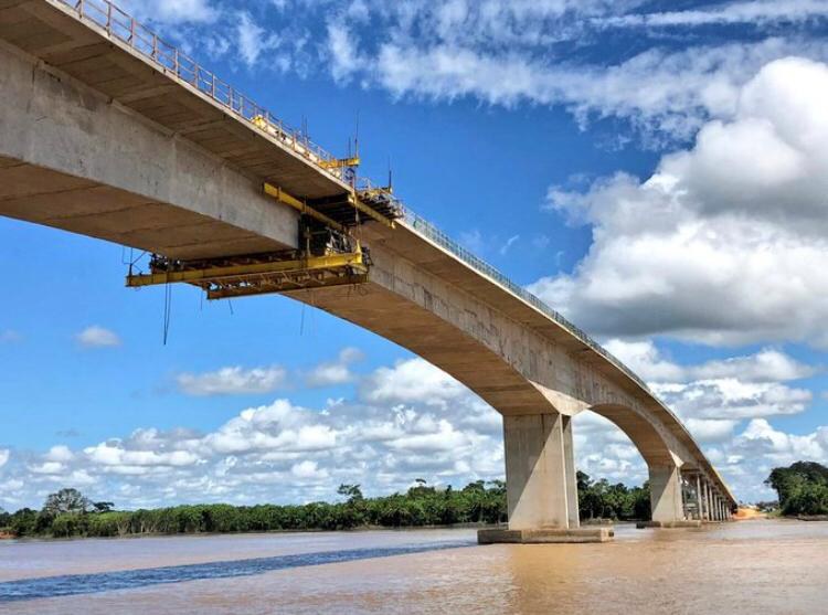 Jovem caminha da zona sul até a ponte para cometer suicídio, mas policiais o fazem desistir Jovem caminha da zona sul até a ponte para cometer suicídio, mas policiais o fazem desistir