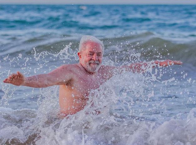 Praia é interditada em Fortaleza para que Lula e a namorada tomem banho Praia é interditada em Fortaleza para que Lula e a namorada tomem banho