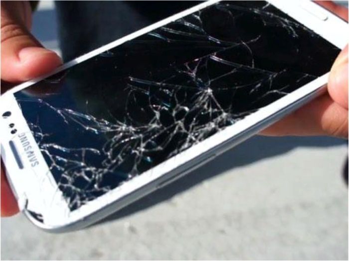 Homem quebra o celular da namorada após ela mudar status para solteira Homem quebra o celular da namorada após ela mudar status para solteira