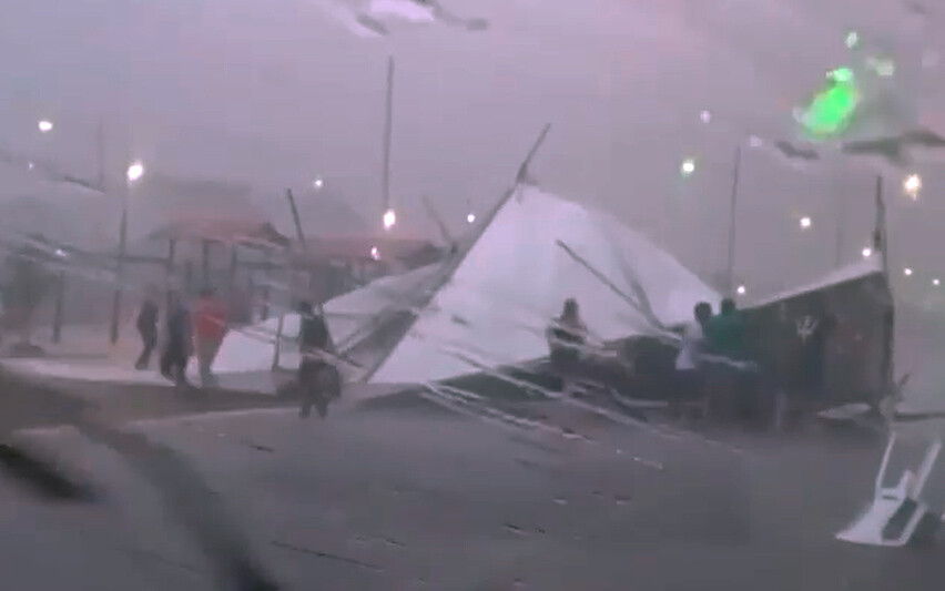 Vídeo: Temporal derruba árvores, poste e causa transtornos em Porto Velho Vídeo: Temporal derruba árvores, poste e causa transtornos em Porto Velho