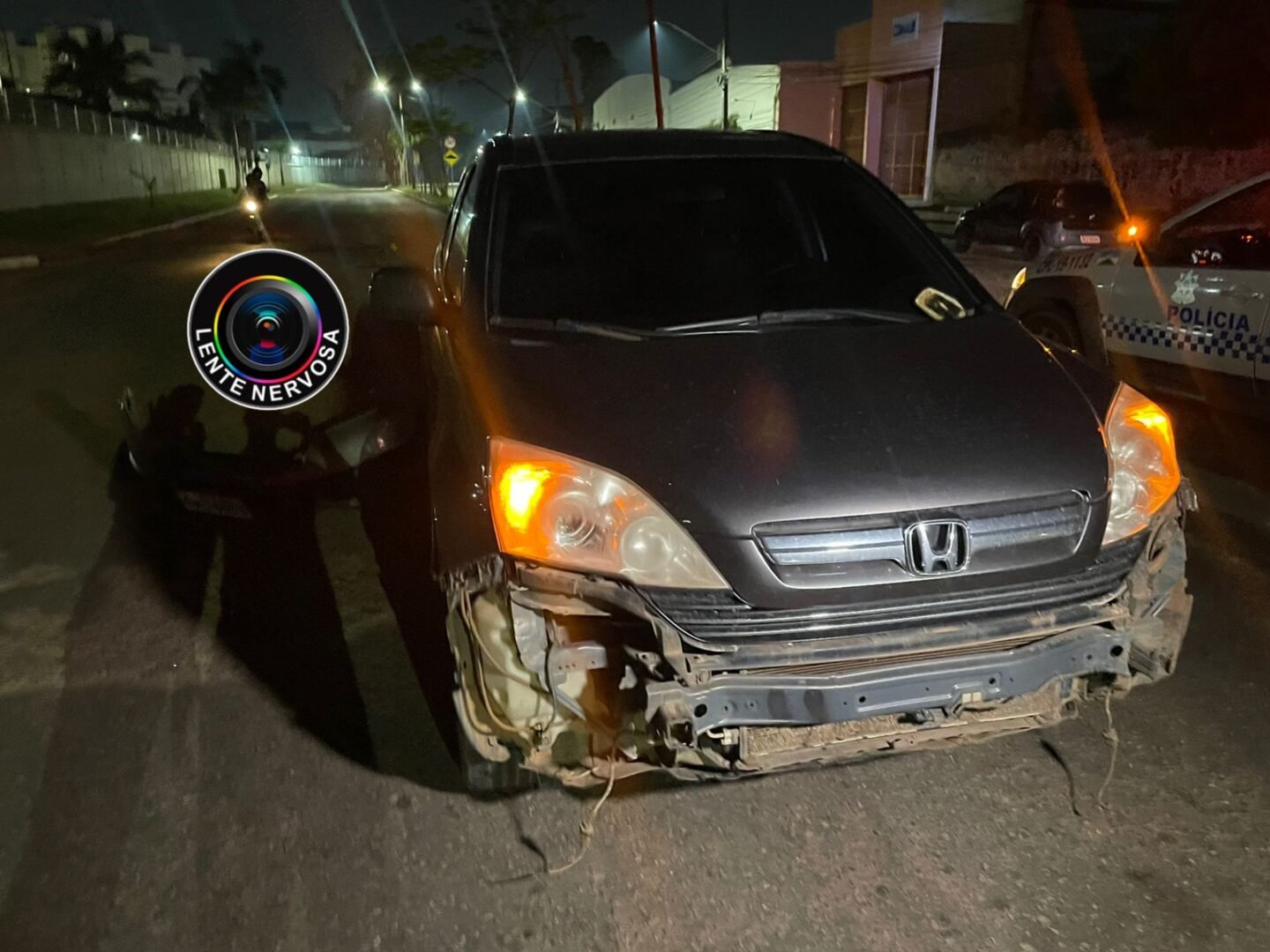 Motociclista e garupa ficam feridos após moto colidir em árvore em ultrapassagem