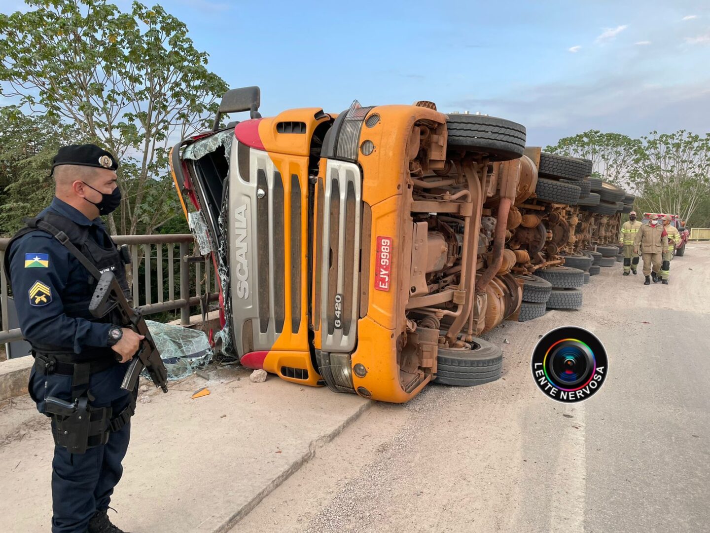 URGENTE – Carreta carregada com açúcar tomba na ponte sobre o Rio Madeira URGENTE – Carreta carregada com açúcar tomba na ponte sobre o Rio Madeira